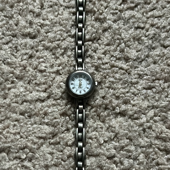 Amitron Now women’s vintage dainty silver chainlink‎ watch OS measurements shown - Picture 1 of 7